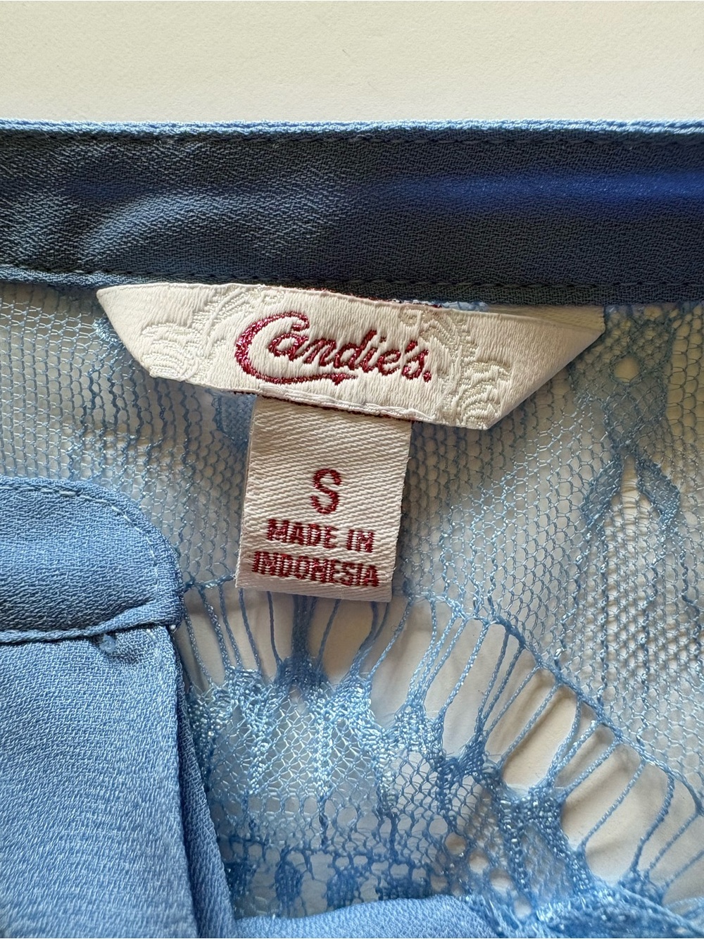 Candie’s Women’s Small Blue Lace Yoke Blouse Tie Front Roll Tab Sleeve Y2K - Picture 9 of 11